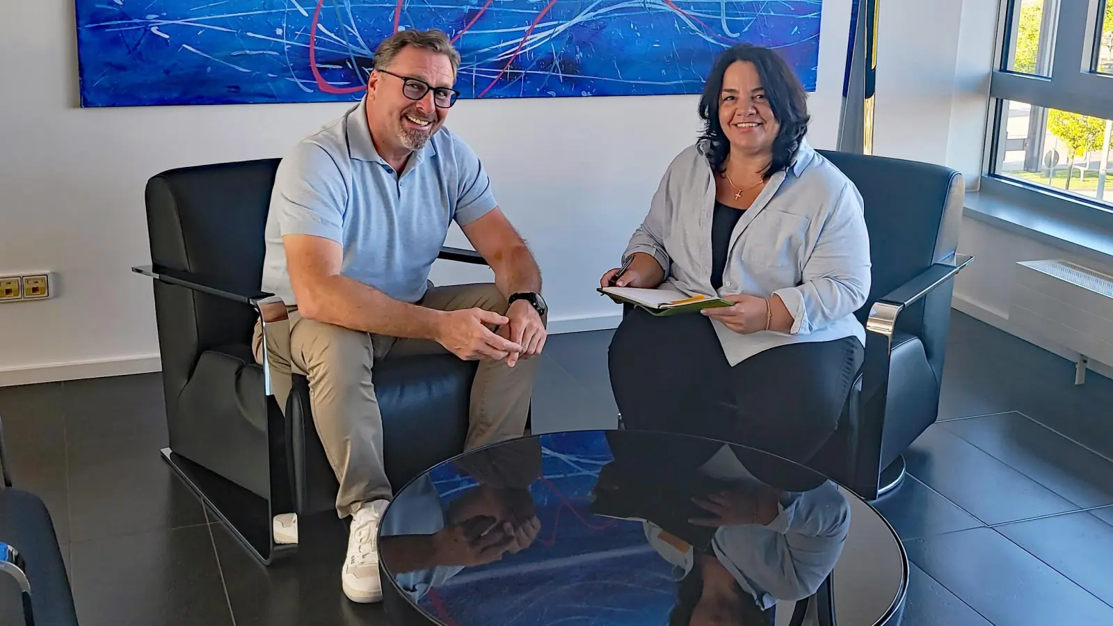 Voller Vorfreude: Der Vorsitzende Jürgen Loher und die WuS-Beauftragte Sosa Balderanou besprechen die Organisation der Aktion Goldenes Herz. (Foto: Danuta Pfanzelt)