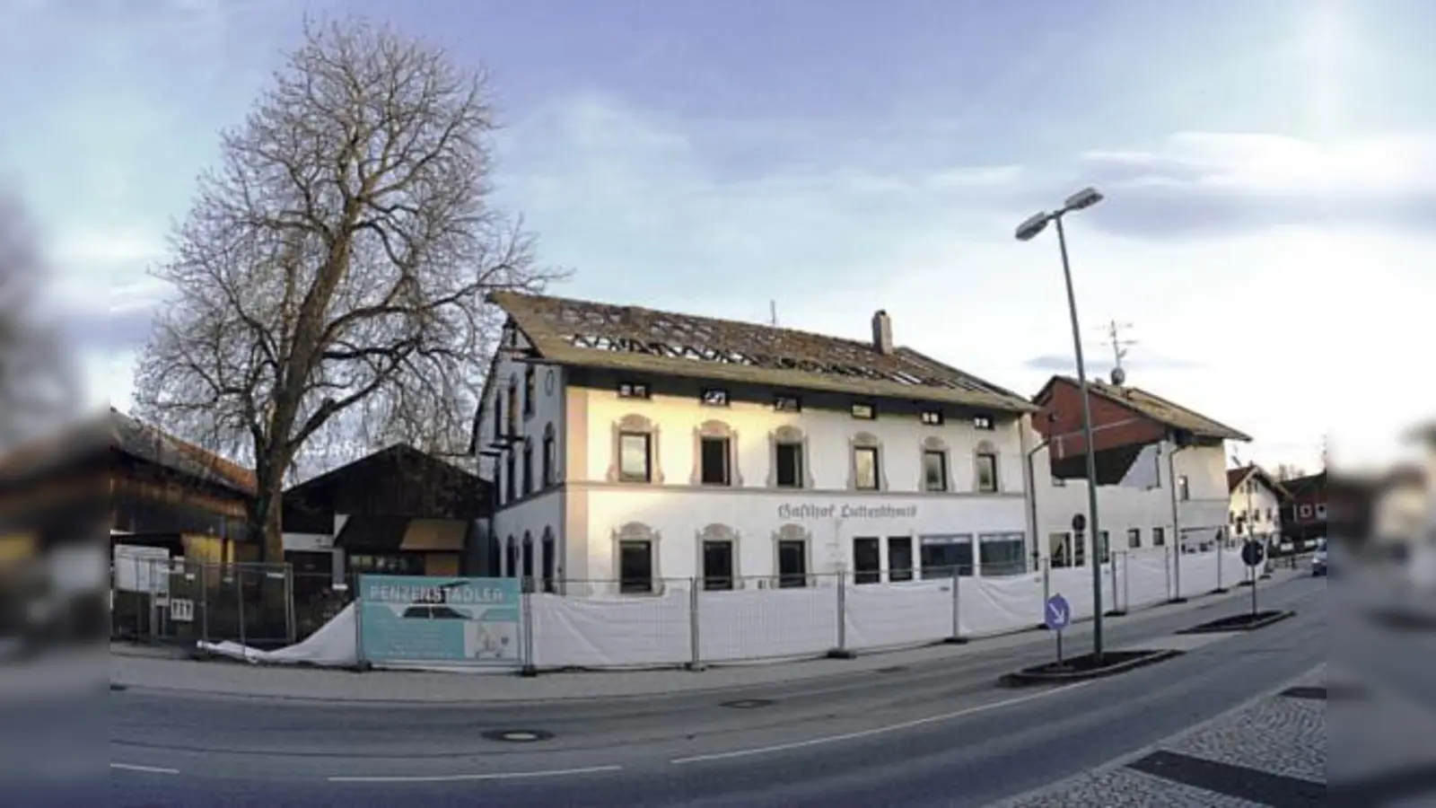 Das ehemalige Gasthaus Lutterschmid wird der neuen Ortsmitte weichen. Diskussionen gibt es noch um die Lösung der Parksituation.	 (Foto: RedB)