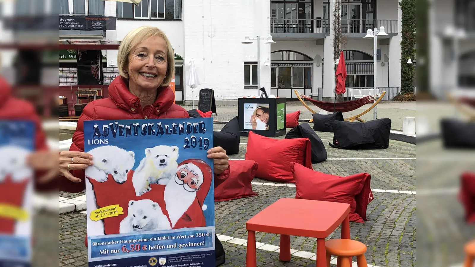 Jutta Scharpf vom Lions-Club München König Otto präsentiert das Motiv des brandneuen Adventskalenders, den es ab sofort an zahlreichen Stellen zu kaufen gibt.  (Foto: hw)