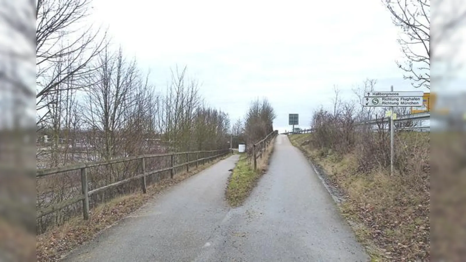 Weiter Umweg: Über diese 680 Meter lange Rampe müssen  Behinderte auf dem Weg zur S-Bahn.	 (Foto: bb)