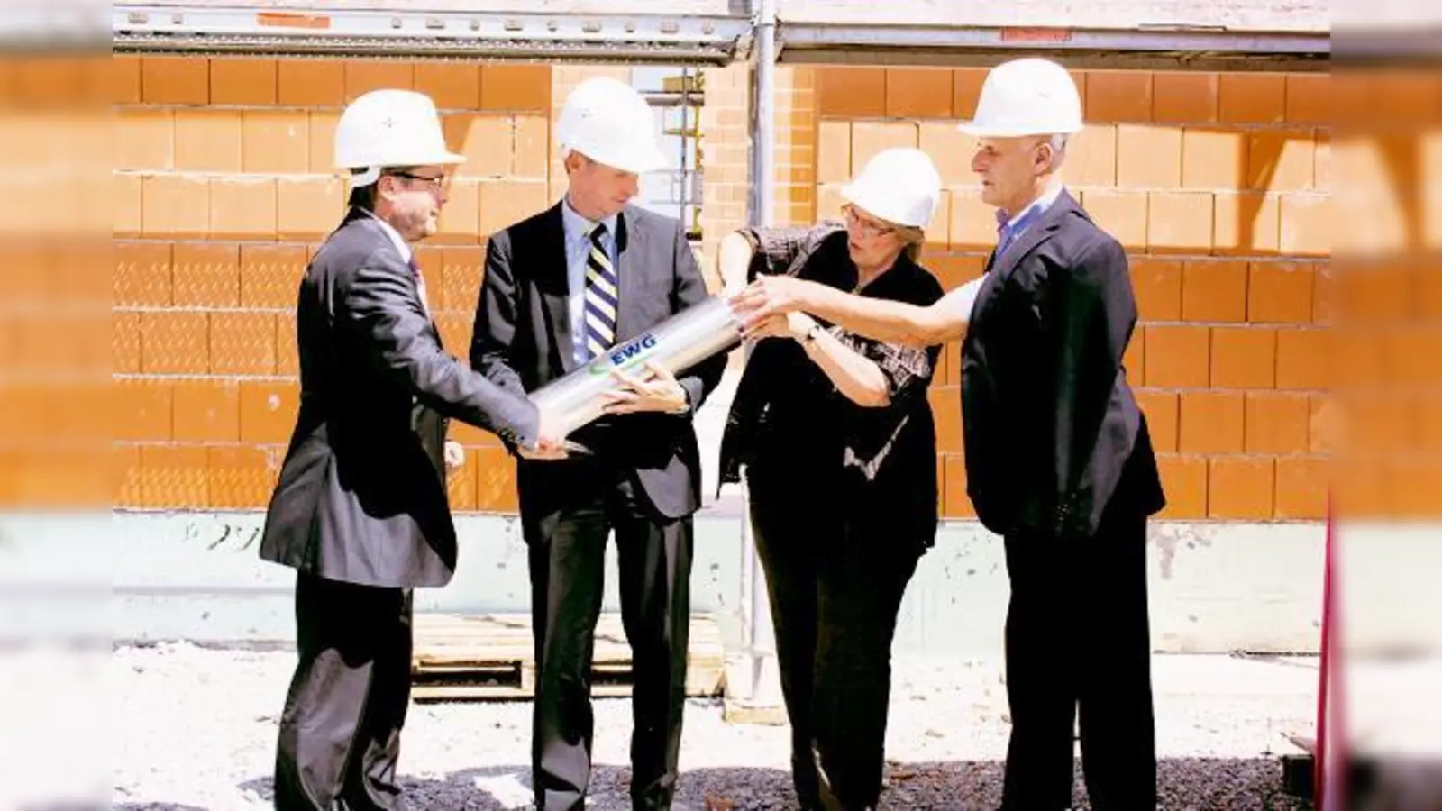 Bei der symbolischen Grundsteinlegung (v.l.): Dr. Christian Liebl, Dr. Christian Wiegard, Hannelore Gabor und Daniel Klotz. 	 (Foto: sl)