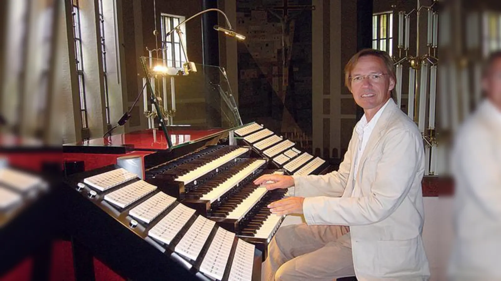 Armin Becker spielt auf der Orgel der Matthäuskirche weniger bekannte Weihnachtsmusik.	 (Foto: VA)