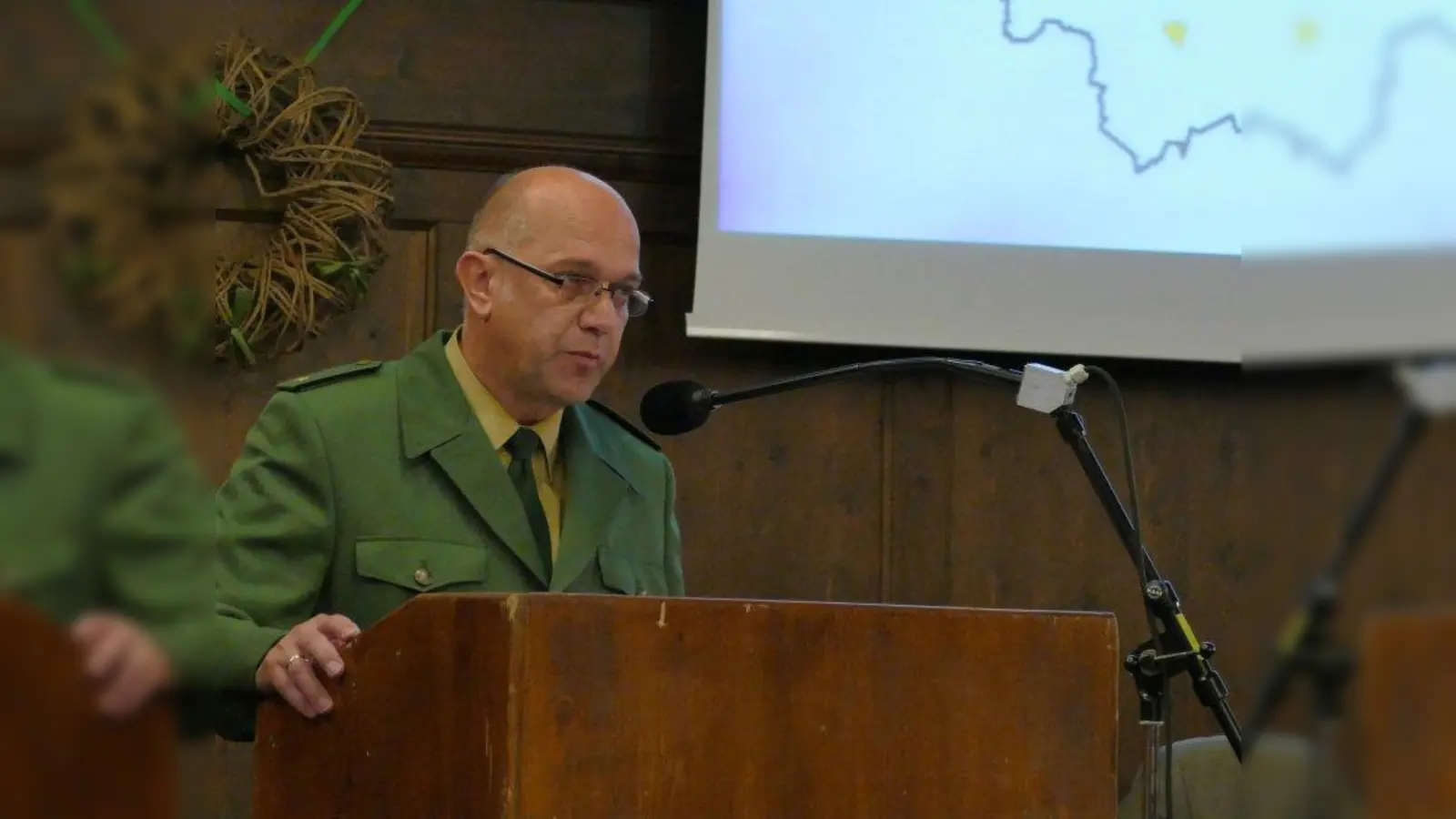 Polizeirat Peter Rodinger von der Polizeiinspektion 14 bedankte sich bei den Bürgern im Stadtbezirk 8. (Foto: ds)