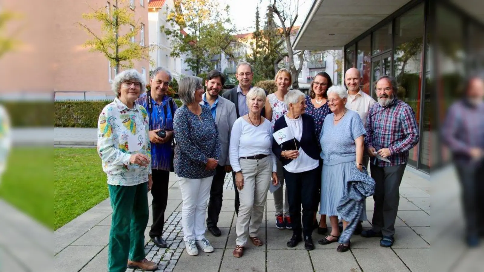 Aus dem Initiatoren-Dreierteam des Friedenswegs wurde mittlerweile ein großer Kreis bestehend aus Vertretern aller religiösen Richtungen in Pasing. V.l. Gertrud Scherer, Hubert Fackler, Luitgard Golla-Fackler, Volkan Türlü, Ralf Criens, Maria-Anna Berg, Marion Stopic, Ilse Diez, Maria Gerstner, Stefan Schuri und Gerhard Laux. (Foto: us)