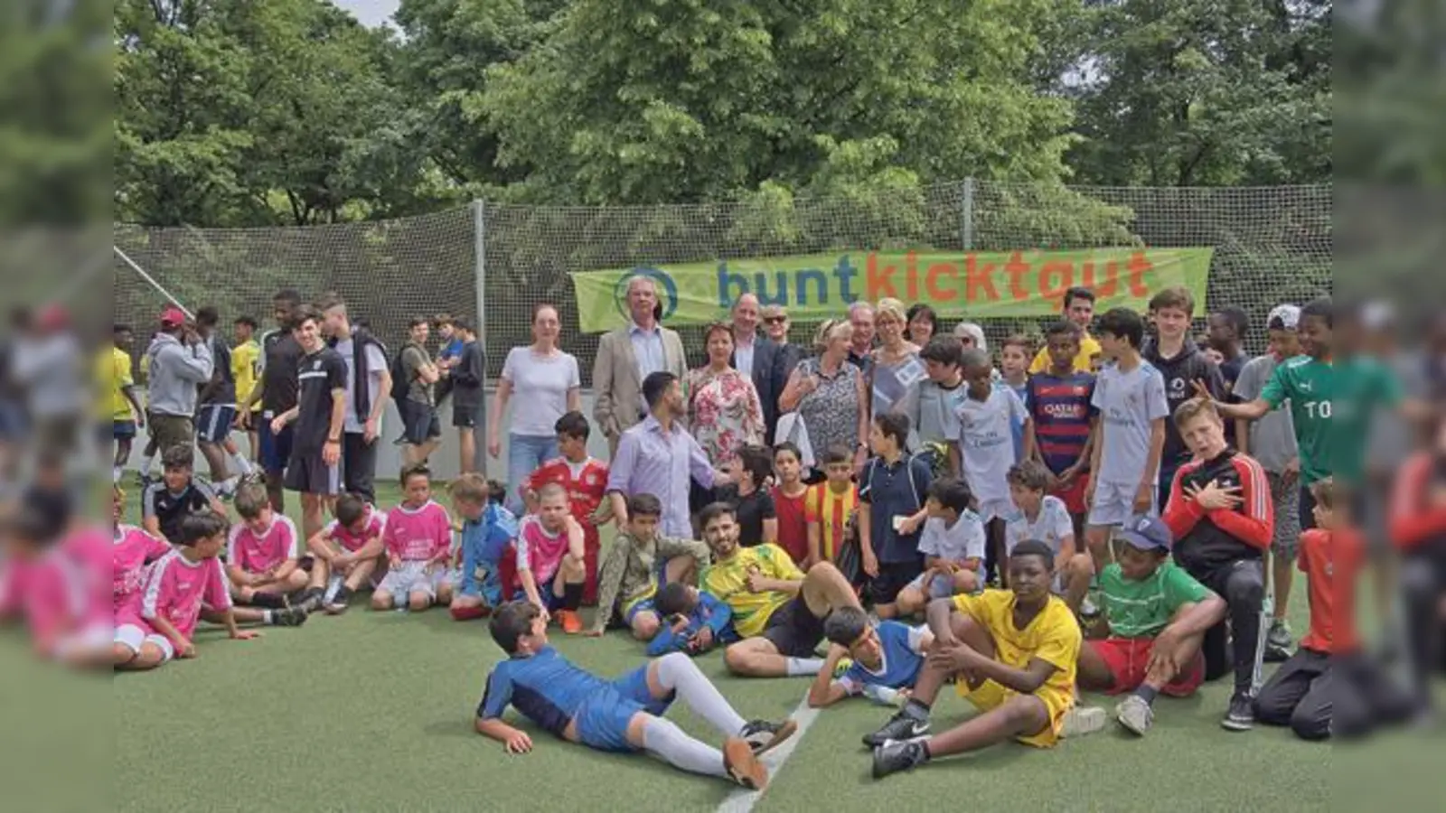 Hier möchte man direkt selbst noch einmal Kind sein: Der Amphionpark bietet nun Raum zur spielerischen Selbstentfaltung. Bezirksausschuss-Vorsitzender für Moosach Wolfgang Kuhn (oben) hielt bei der Wiedereröffnung eine feierliche Rede.	 (Foto: Robert Bösl)