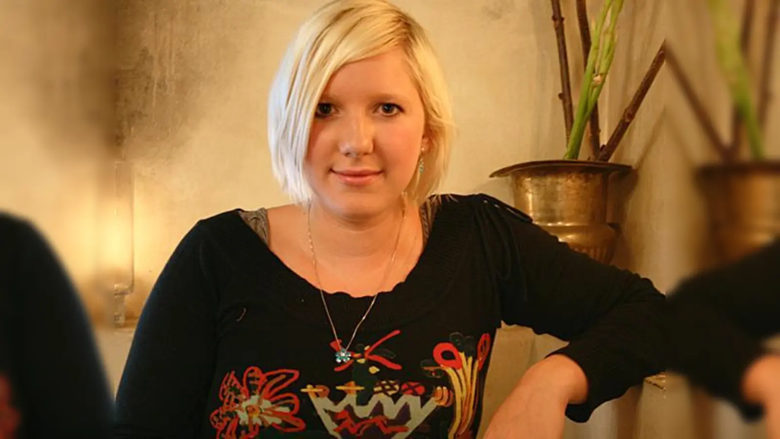 Entspannt plauderte Claudia Koreck in ihrem Lieblingscafé in der Augustenstraße.  (Foto: Iris Janda)