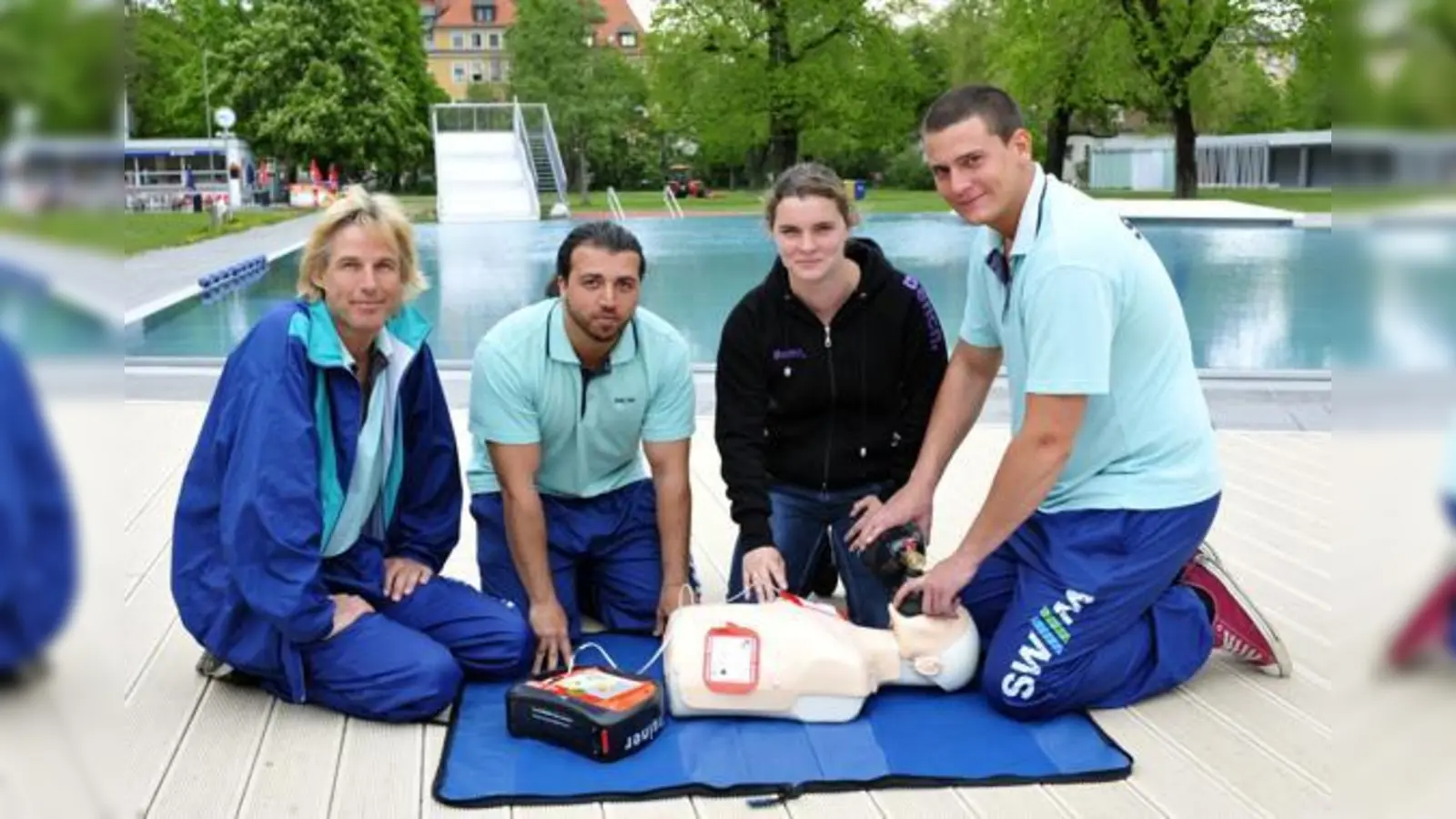 Im Notfall vorbereitet: Das Badepersonal lernt den Umgang mit Defibrillatoren. 	 (Foto: SWM)