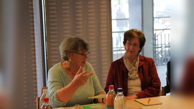 Die künftigen Fahrdienst-Koordinatorinnen sind Erika Raab und Anneliese Gaupp (v.r.). Sie leiten die Bring- und Holwünsche an die Ehrenamtlichen weiter. (Foto: us)