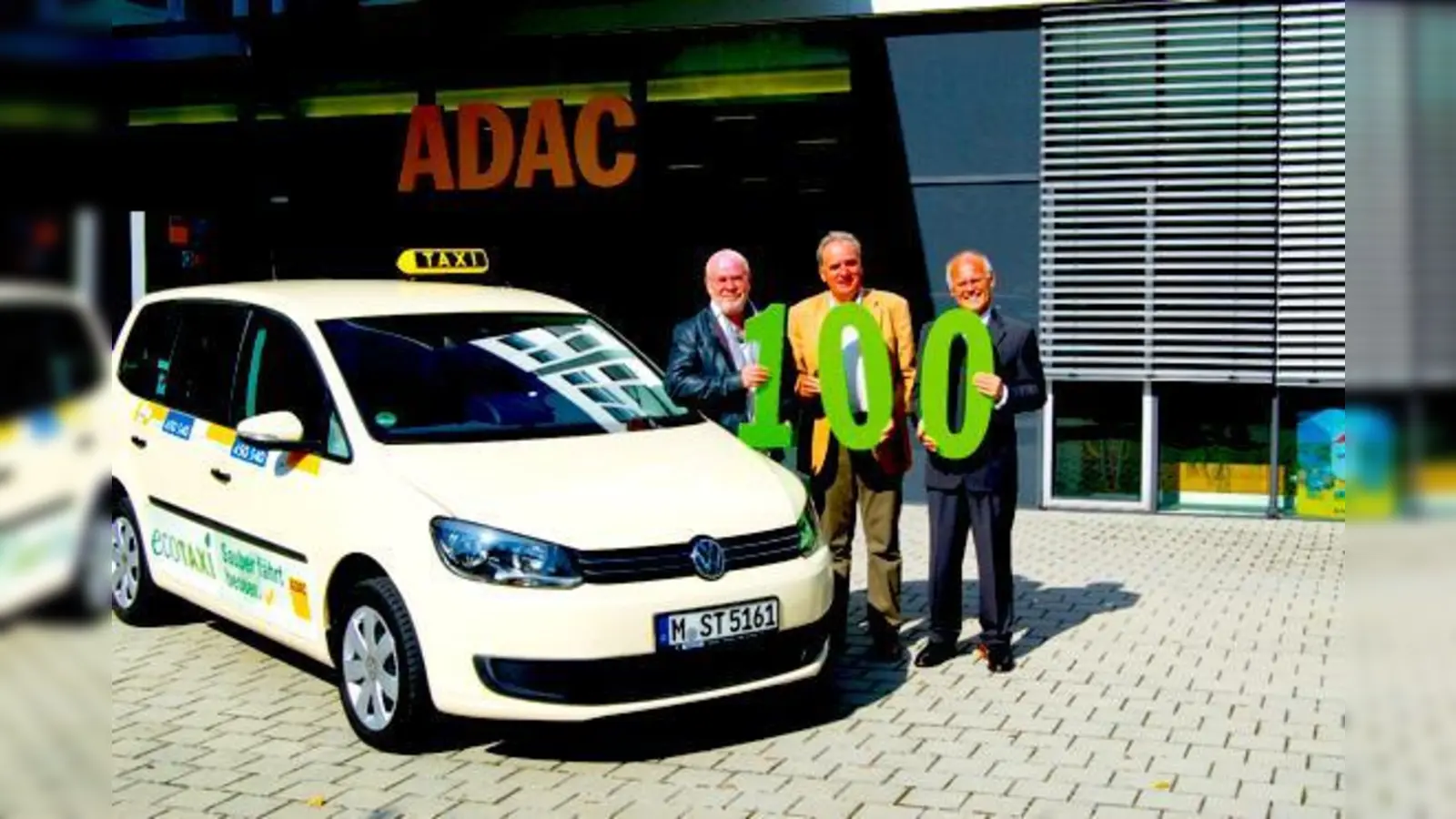 Glückstreffer: Gert Wohlgemuths (l.) Fahrzeug ist das 100. Eco-Taxi Münchens. Anton Werner (r.), Vorstandsrat des ADAC Südbayern, und Umweltreferent Joachim Lorenz überreichten dem Schwabinger Unternehmer das ADAC-Zertifikat. 	 (Foto: ADAC Südbayern)