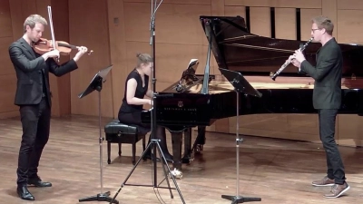 Fidelis Edelmann, Kathrin Isabell und Jannis Rieke sind am 17. Februar im Gräfelfinger Bürgerhaus zu Gast. (Foto: © Agathon Trio)