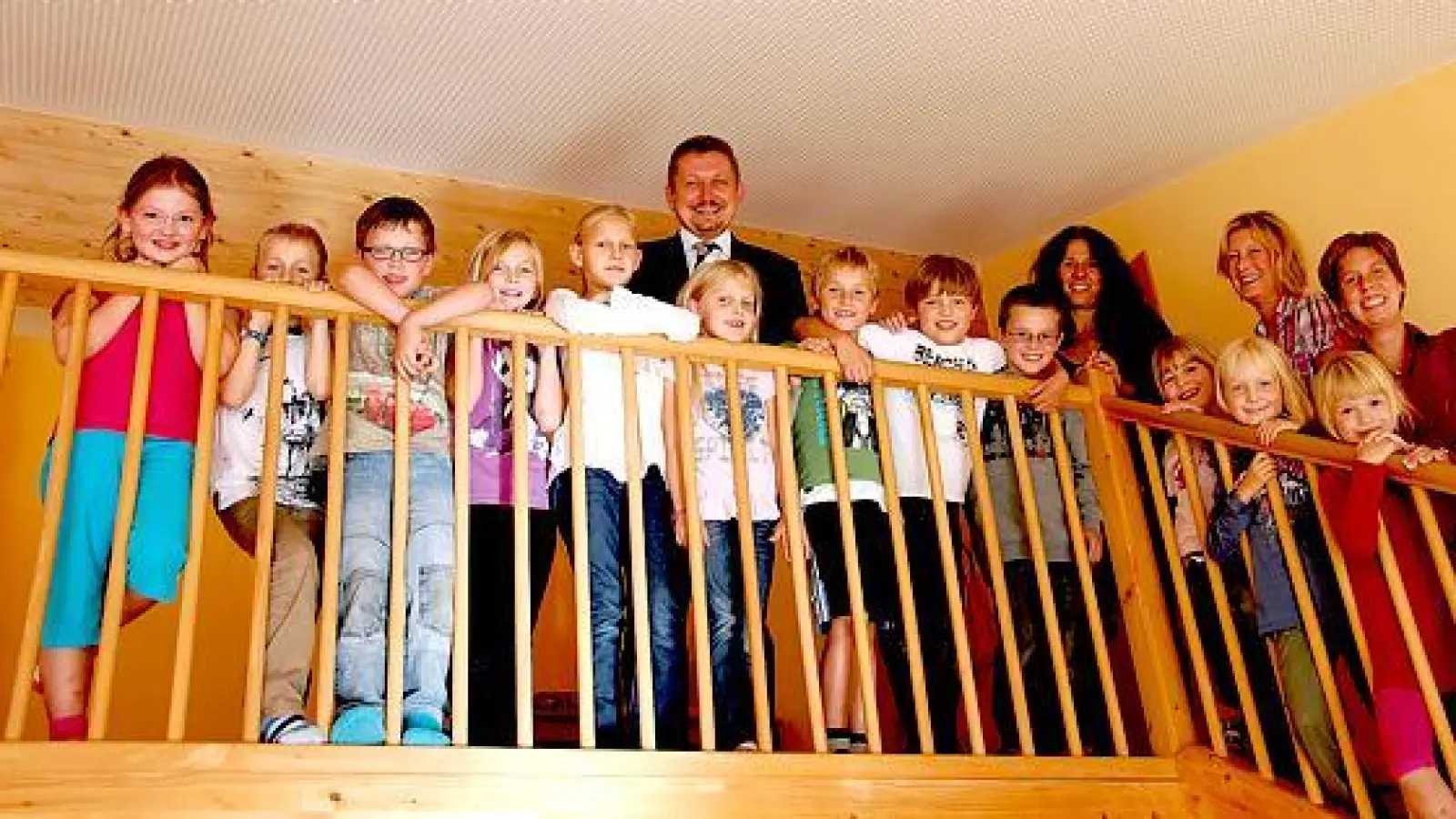 Bürgermeister, Kinder und Betreuer freuen sich über neuen Lärmschutz.	 (Foto: Gemeinde Grasbrunn)