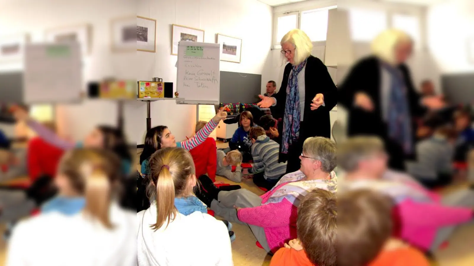 Geschichtenbaumeisterin Helga Gruschka zieht alle Teilnehmer in ihren kreativen Bann.	 (Foto: bus)