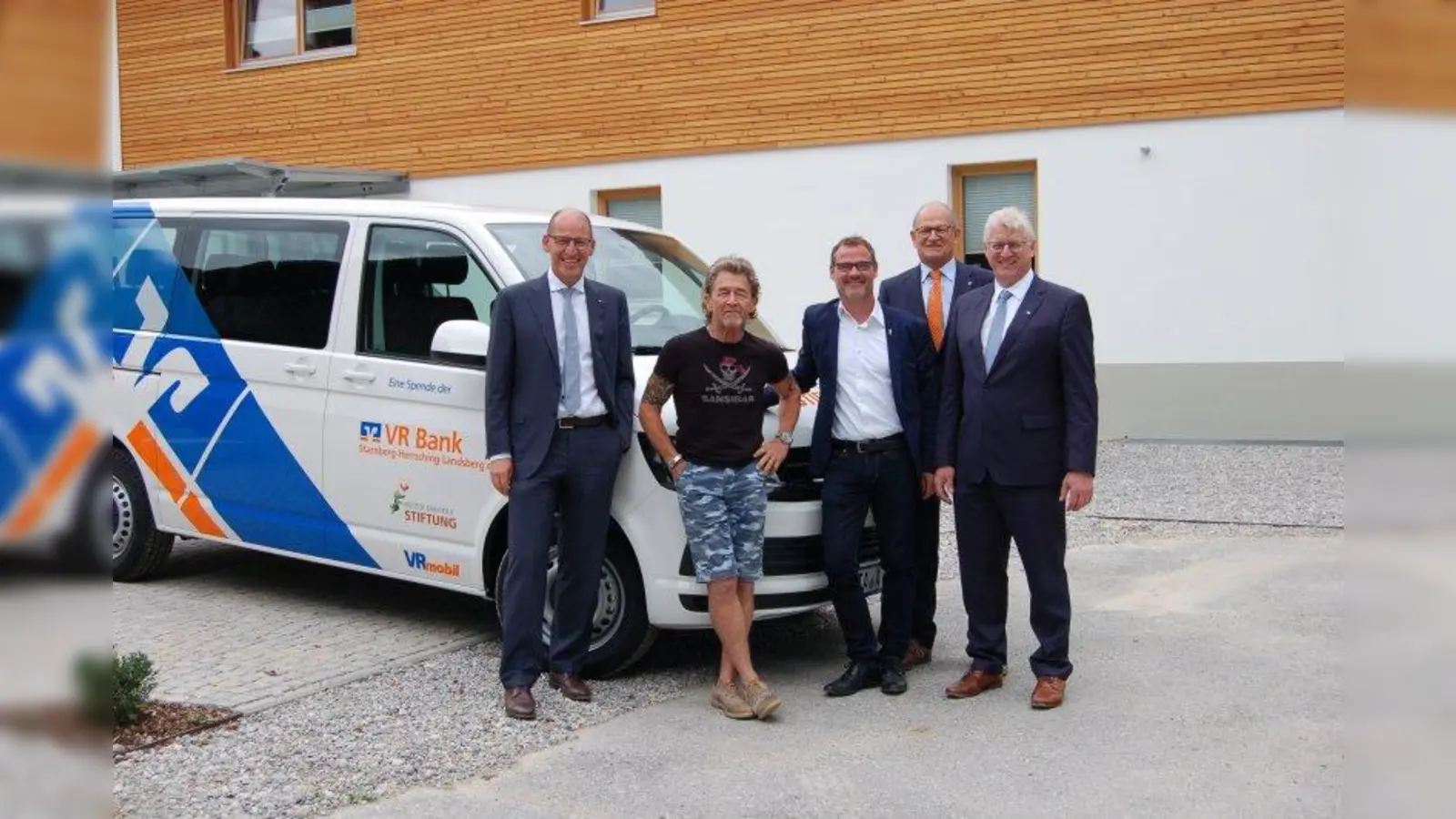 Albert Luppart, Peter Maffay, Thomas Vogl, Josef Pölt und Johann Oberhofer (von links) bei der Spendenübergabe. (Foto: VR-Bank)