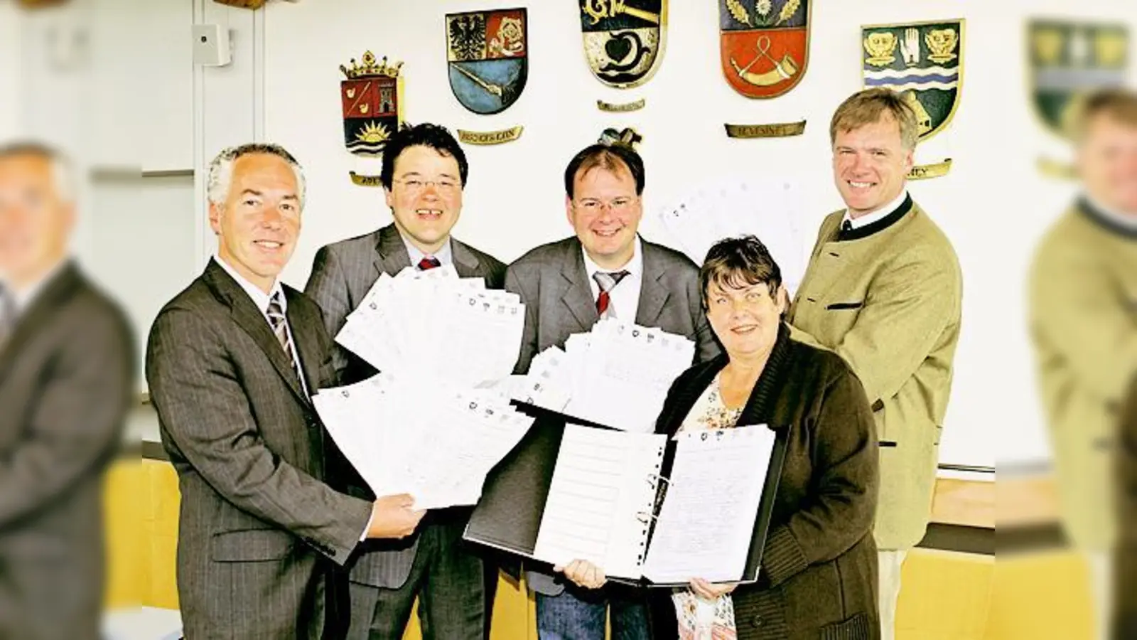 (V. l.) Günter Heyland (Neubiberg), Thomas Loderer (Ottobrunn), Wolfgang Panzer (Unterhaching), Stefan Schelle (Oberhaching) sowie Angelika Steidle, (2. Brgm. Taufkirchen). (Foto: Kko)