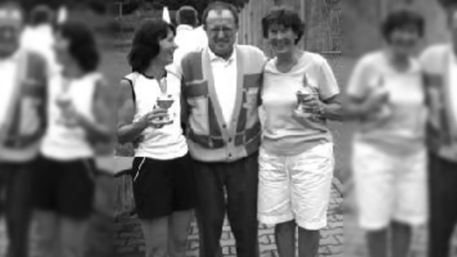 Doppelmeisterin Monika Stelzl, Sportwart Schorsch Michi und Ida Preuschl (v.l.).	 (Foto: VA)