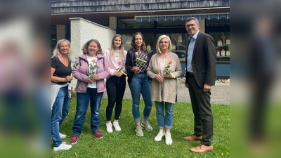 Bürgermeister Frank Zellner mit den Mitarbeiterinnen des kath. Kindergartens St. Barbara in Peißenberg. (Foto: red)