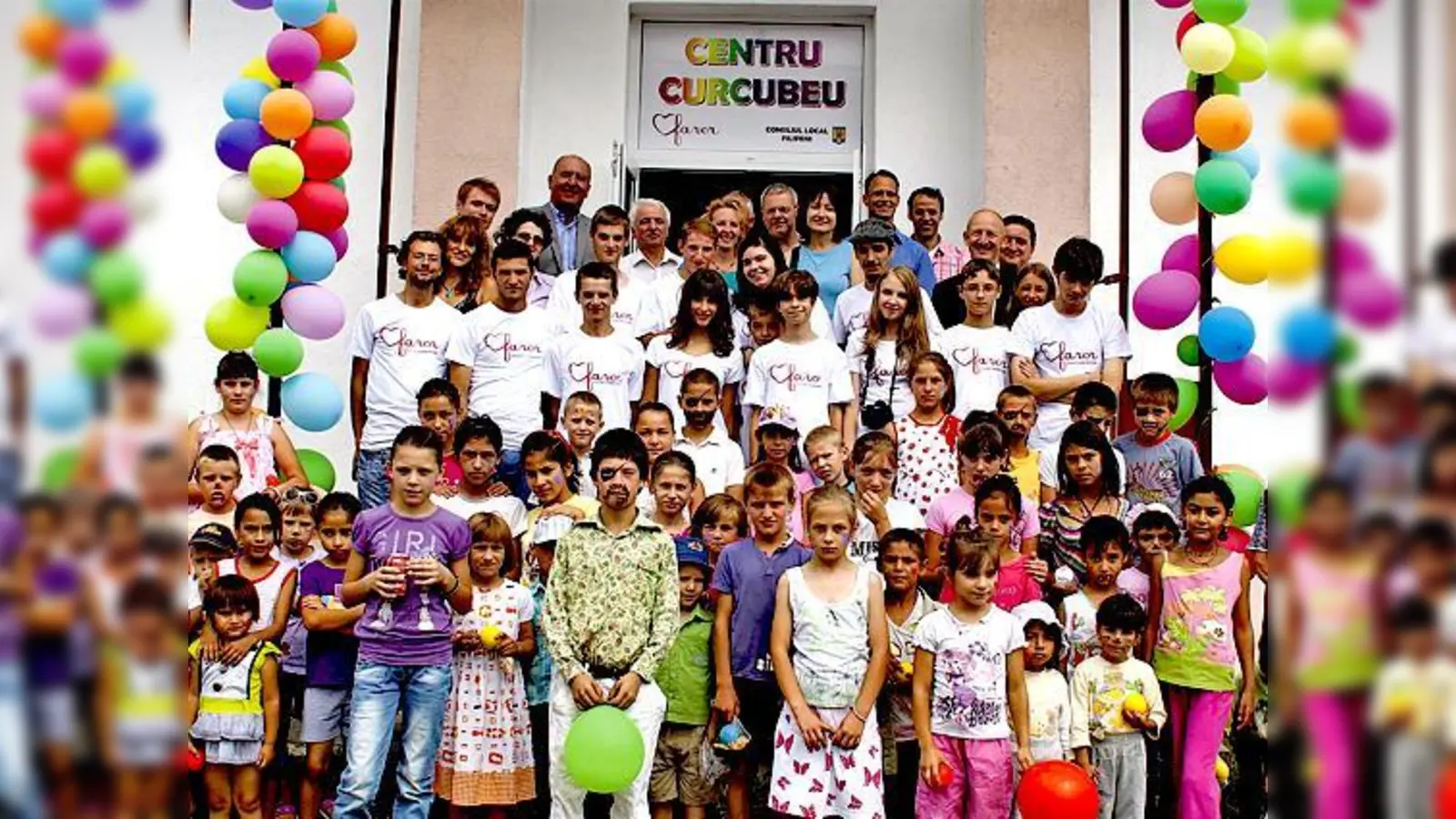 Maria und Gerhard Mahler inmitten der Kinder, denen sie mit ihrer Tatkraft helfen.	 (Foto: privat)