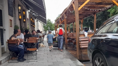 Wie viel Mindestgehwegbreite ist nötig, damit auch Kinderwägen oder Rollstühle passieren können? Der Bezirksausschuss Schwanthalerhöhe fordert 1,80 Meter, stadtweit gilt 1,60 Meter. (Foto: kö)