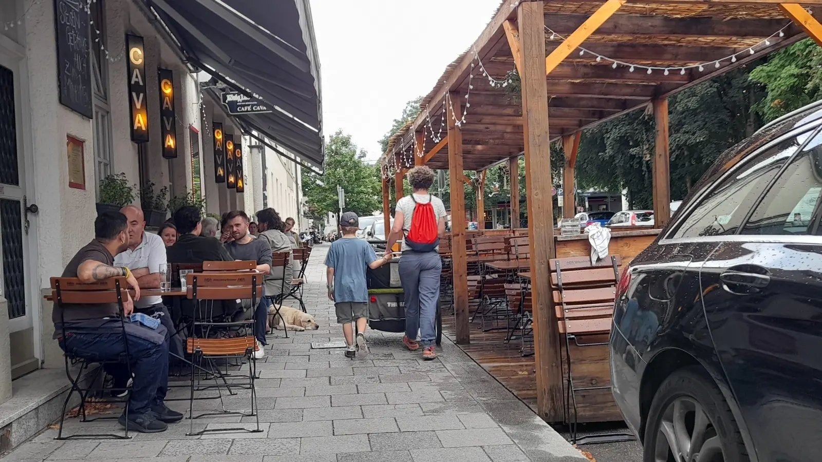 Wie viel Mindestgehwegbreite ist nötig, damit auch Kinderwägen oder Rollstühle passieren können? Der Bezirksausschuss Schwanthalerhöhe fordert 1,80 Meter, stadtweit gilt 1,60 Meter. (Foto: kö)