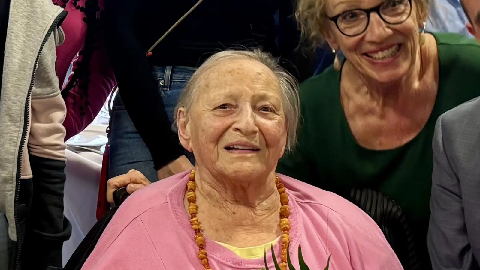 Klara Mierau (vorn Mitte) feierte ihren 90sten Geburtstag im großen Familienkreis. Zweiter Bürgermeister Wolfgang Balk (r.) gratulierte im Namen der Gemeinde. (Foto: Ulrike Seiffert)