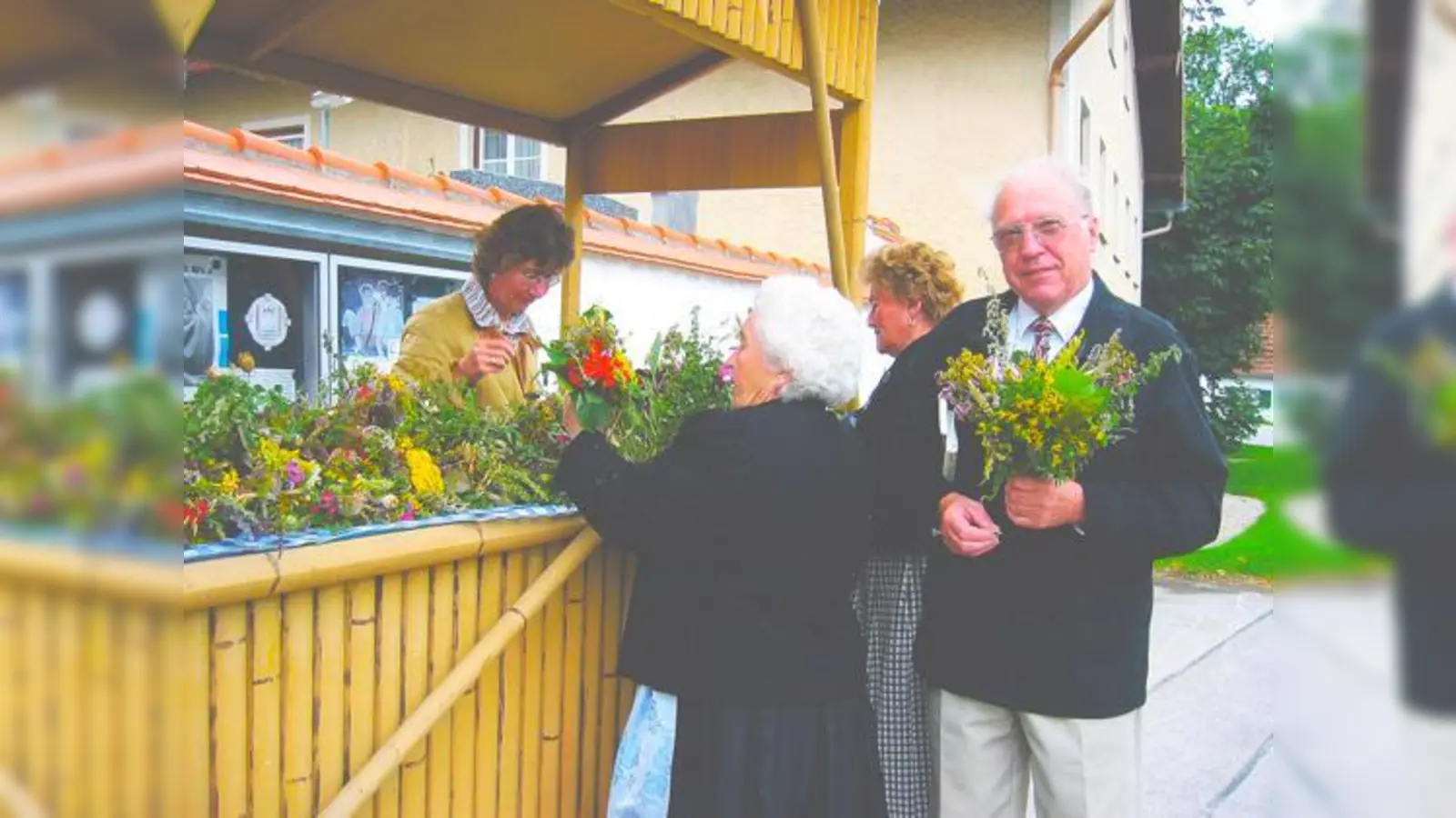 Anni Numberger von der kfd Gelting (li.) beim Verkauf der Kräuterbuschen vor der Kirche Mariä Himmelfahrt in Gelting.	 (Foto: Privat)