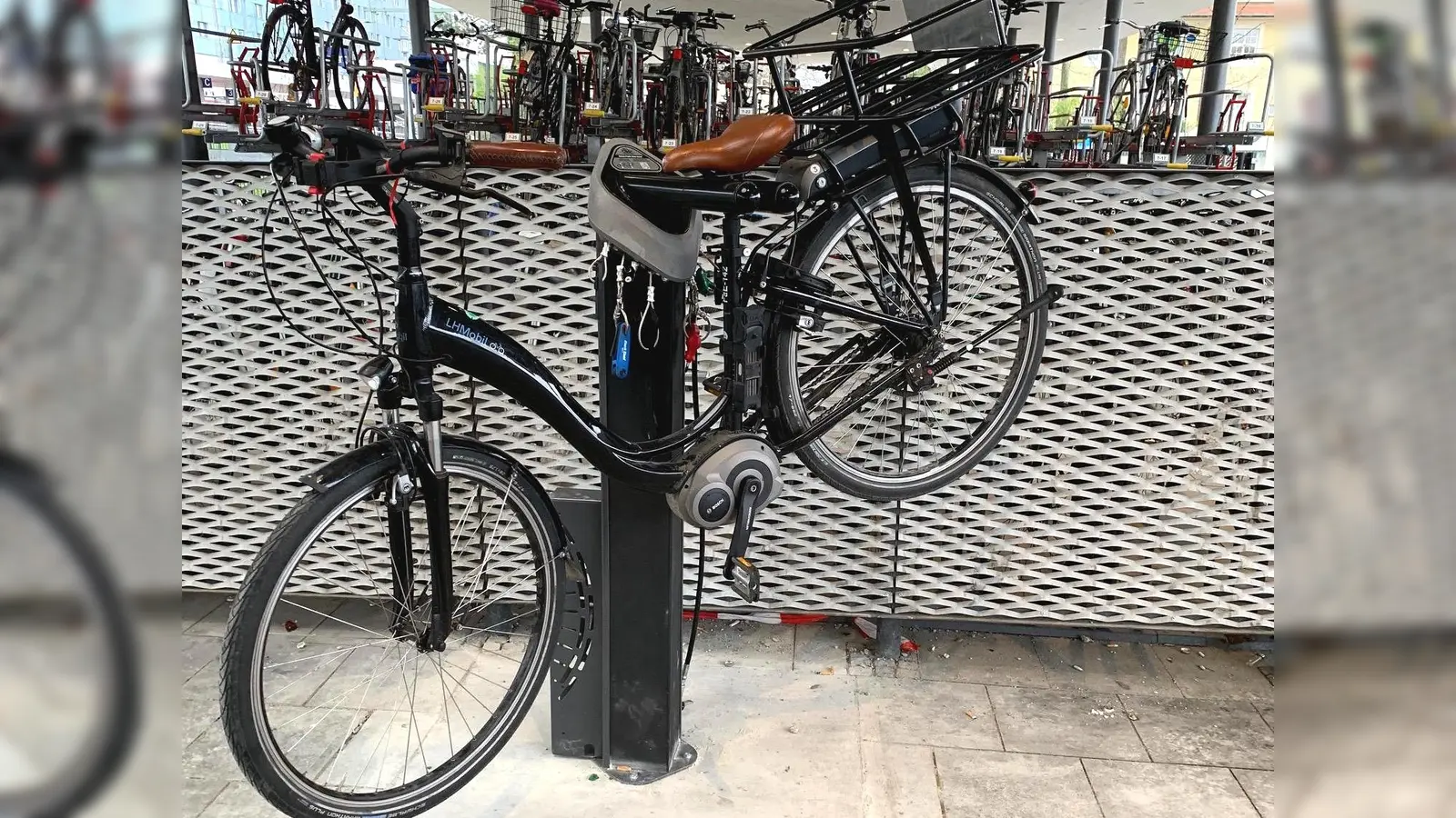 An der Servicestation lässt sich das Rad sicher befestigen, um für kleinere Nachjustierungen beide Hände frei zu haben. (Foto: LHM)