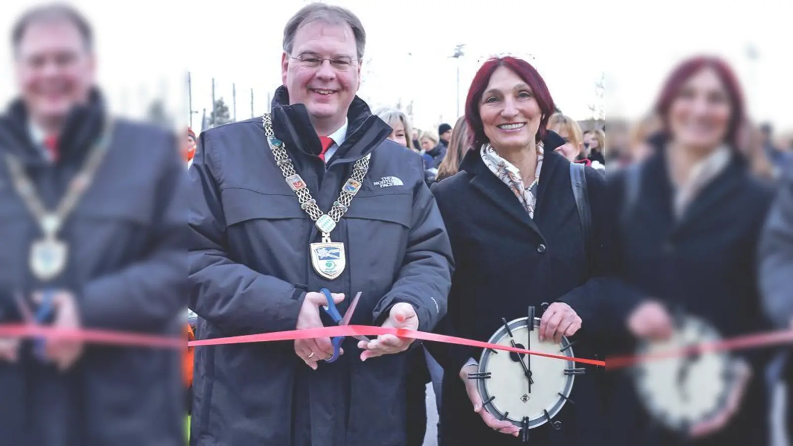 Die neue Grund- und Mittelschule für die Unterhachinger Schüler wurde offiziell an die rund 700 Schüler übergeben. Bürgermeister Wolfgang Panzer und Schulleiterin Gabriela Heckenstaller beim Durchschneiden des roten Bandes. 	 (Foto: hw)