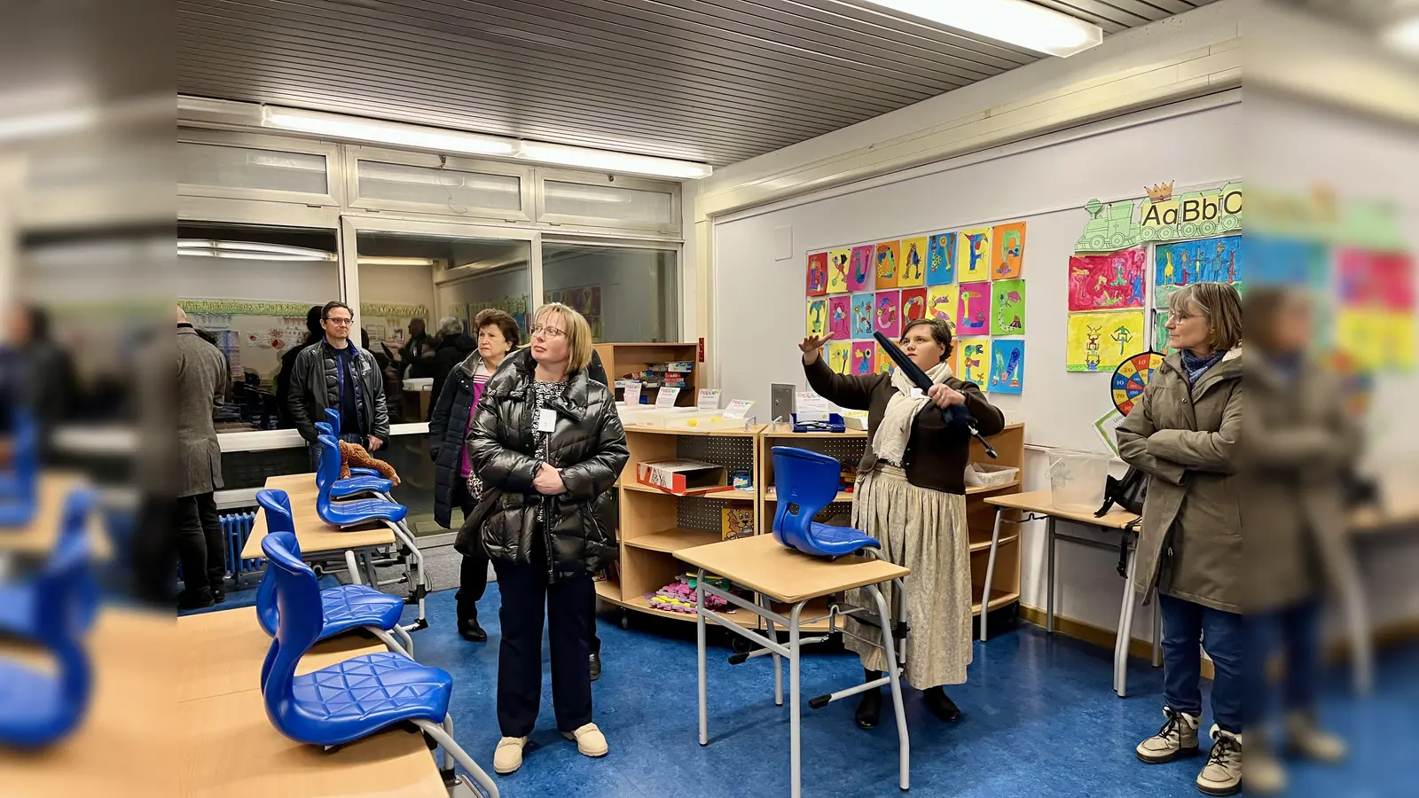 Schule mit Sanierungsrückstau: Stefanie Fischer (2.v.r.) vom Förderverein führte die Gäste aus Lokalpolitik und Stadt durch das Schulhaus. (Foto: us)