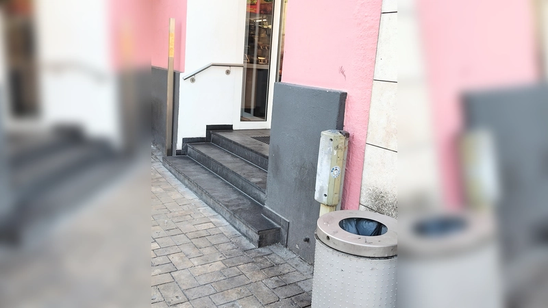 Noch vor kurzem stand der Mülleimer direkt an der Stele, nun etwa drei Meter weiter weg. (Foto: tje)