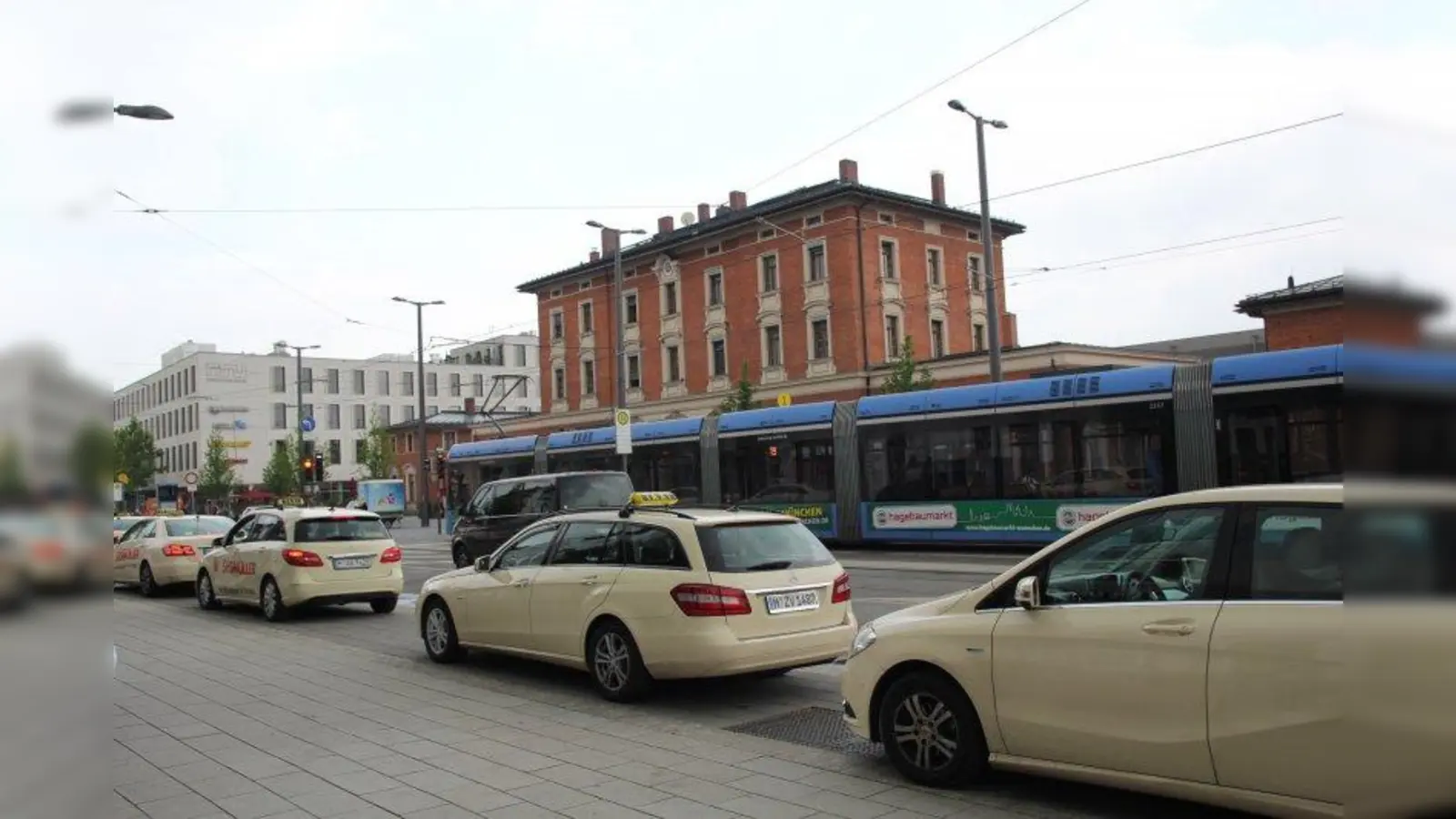 Taxistand auf Probe: Zuerst einmal bis Mitte Dezember dürfen sechs Taxis vor dem Pasinger Bahnhof stehen. Bis dahin muss sich zeigen, ob Passanten, Radfahrer, Busse und Tram mit den Taxis an dieser Stelle harmonieren. Doch nun droht Ärger, da bis zu 14 Taxis des Nachts dort stehen. (Foto: us)