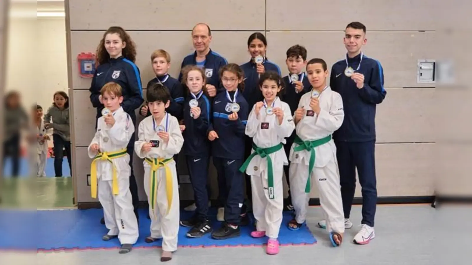 Trainer und das SVN-Budo-Team sind glücklich - sie konnten viele Kämpfe für sich entscheiden.  (Foto: SVN)