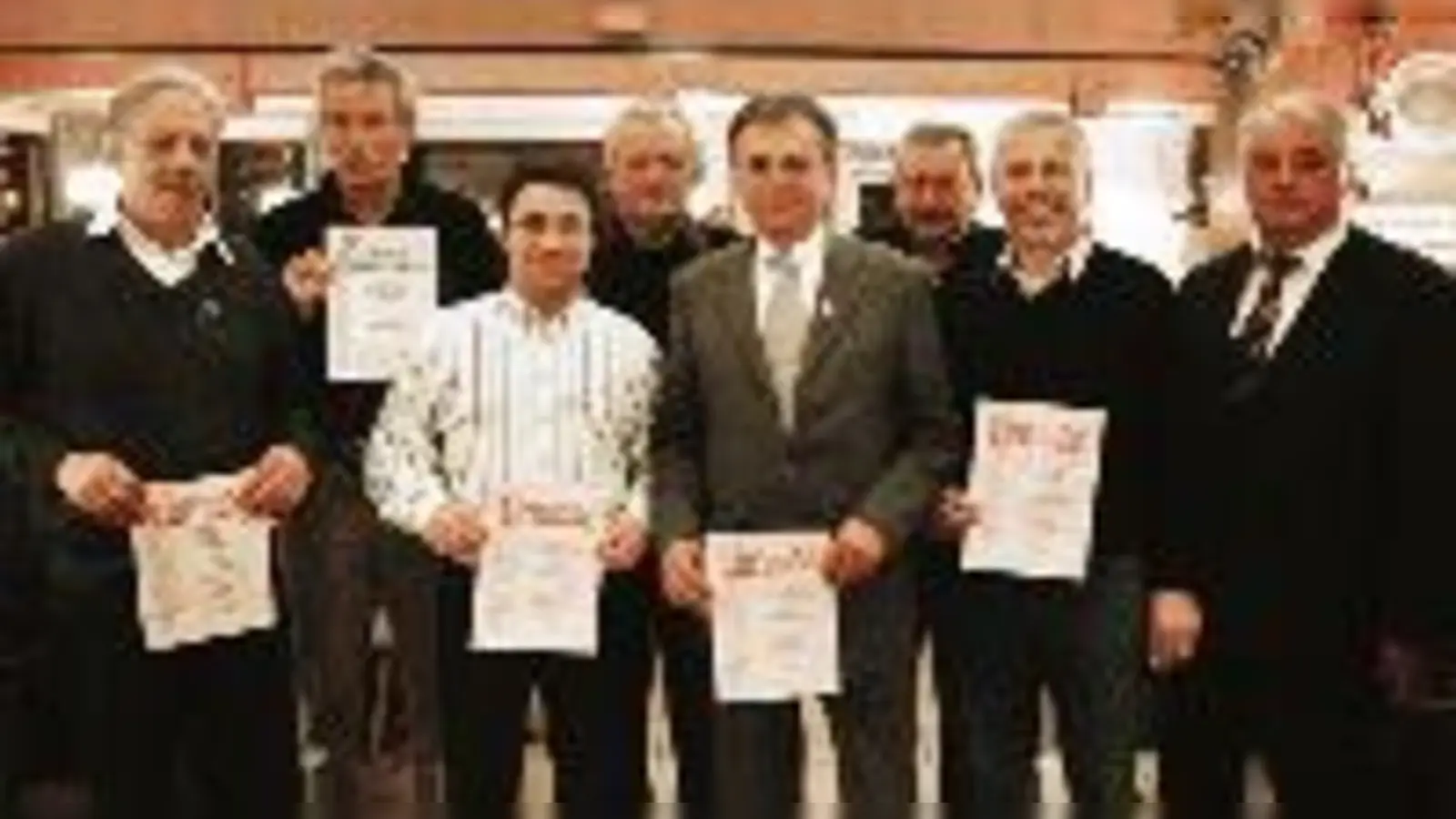 Gute Mienen zur bitteren Bilanz gab es bei den Ehrungen für treue Mitglieder: (v. li.) S. Greier (Gold), A. Linek (Bronze), M. Scheuch (Silber), H. Tous (Silber), G. Kytka (Silber), H. Angermeier (Bronze), H.-J. Sauer (Gold) und C. Seemüller (Gold).  (F: ba)