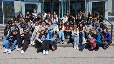 Die Schülerinnen und Schüler der Jahrgangsstufe 9 des vergangenen Schuljahres an der Joseph-von-Fraunhofer Schule in München waren zu Gast auf der Berufsmesse „vocatium“.  (Foto: R. Rill-Zimmermann)
