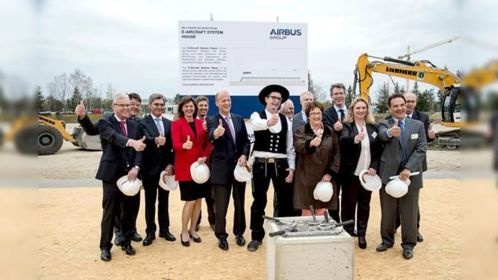 Bei der Grundsteinlegung des »E-Aircraft System House«. 	 (Foto: Airbus Group)