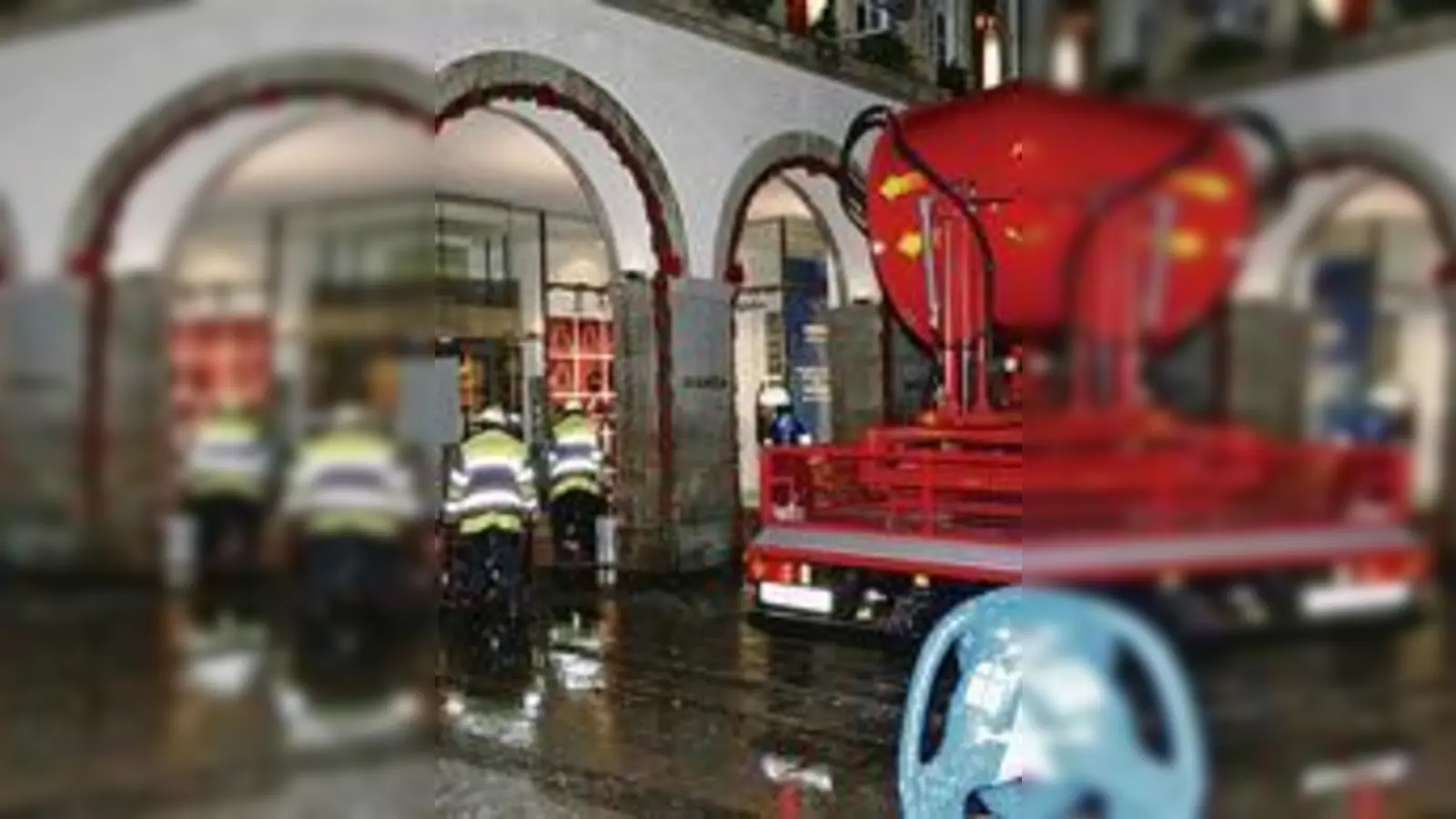 Die Feuerwehr bei den Aufräumarbeiten von Wasser und Feuer. 	 (Foto: Feuerwehr)