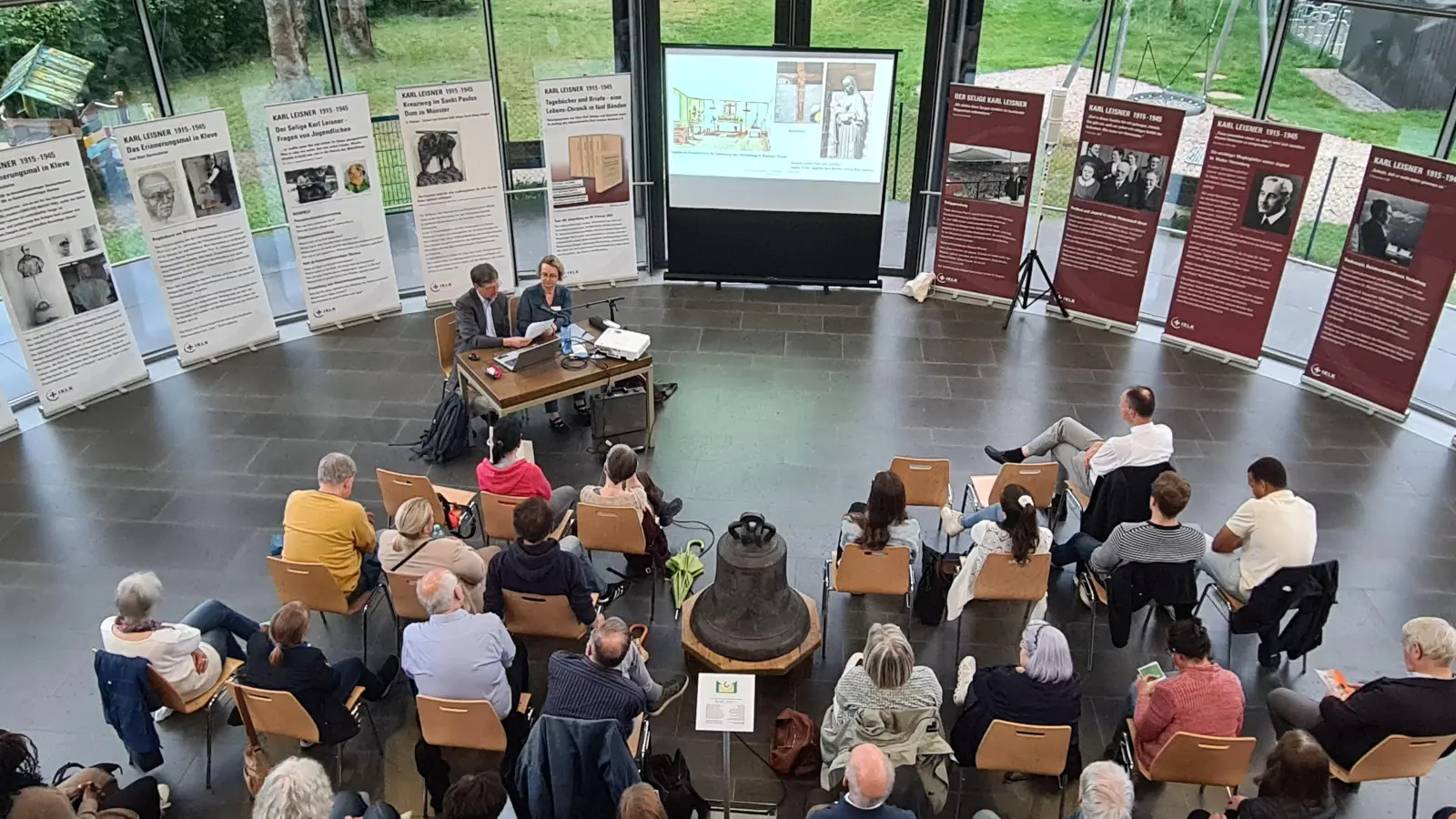 Eine Ausstellung über Karl Leisner schmückt noch bis 30. Juni die Pfarrei St. Thomas. Einen Vortrag über den Seligen gab es zur Einstimmung. (Foto: Willi Huber)