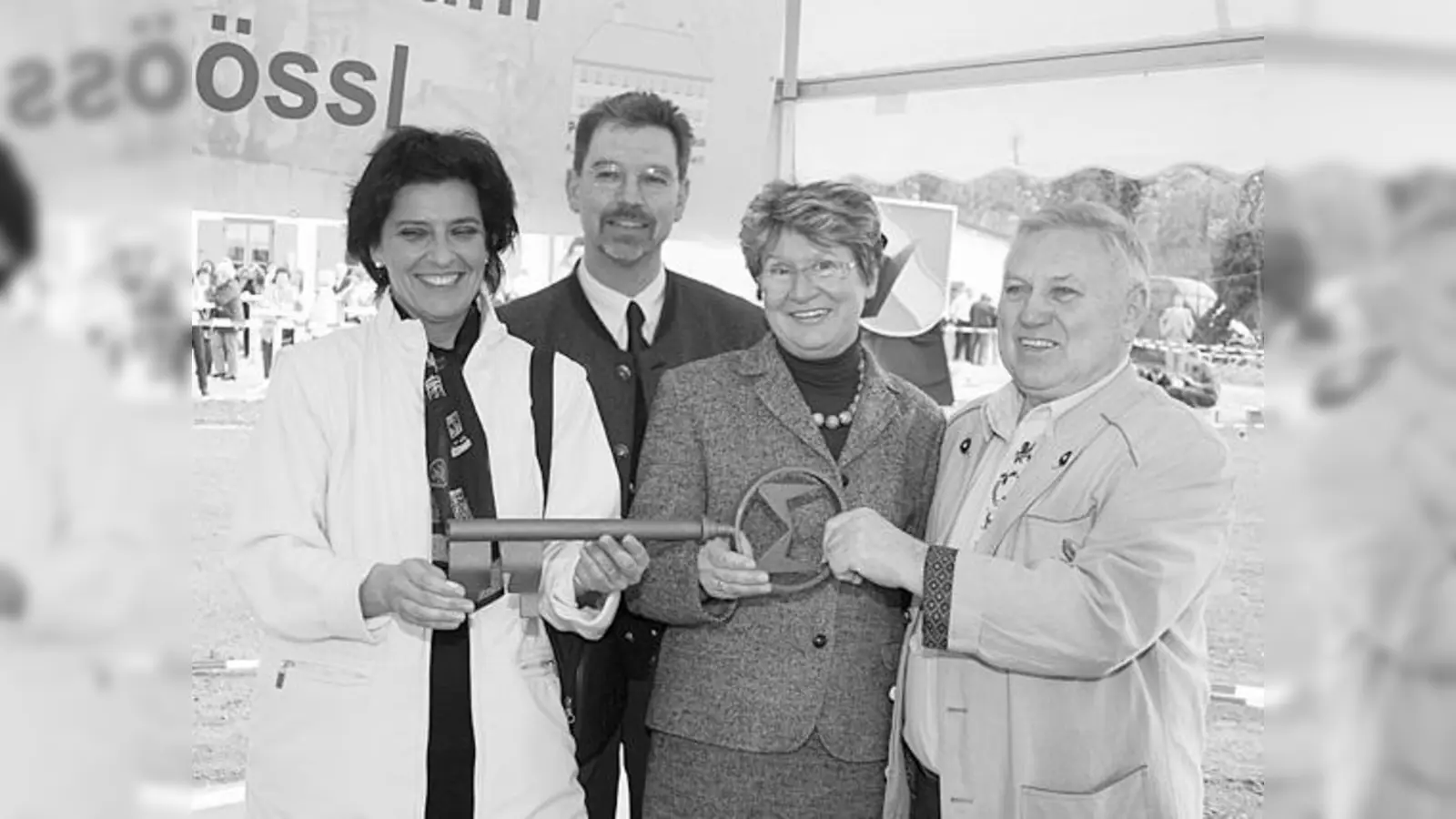 Schlüsselübergabe am Schlössl  im Frühjahr 2004 konnten die Moosacher endlich ihr Kultur- und Bürgerhaus in Betrieb nehmen.	  (Foto: Photo-Lehrer)