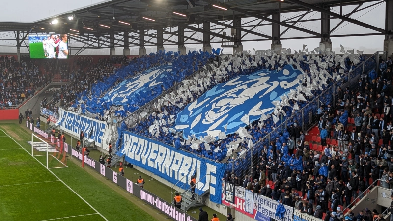 Heimspielatmosphäre: voller Gästeblock in Ingolstadt. (Foto: M. Forster)
