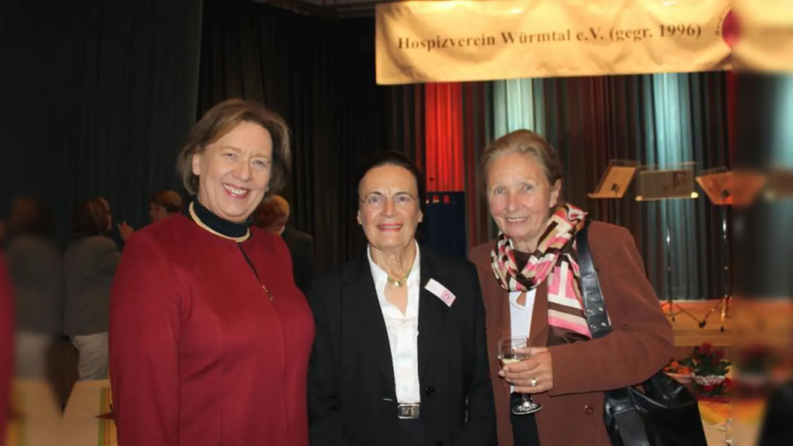 Landrätin Johanna Rumschöttel (l.) dankte der Vereinsvorsitzenden Erika Brink sowie Gründungsmitglied Eleonore Zwißler (re.) für die unermüdliche Arbeit. (Foto: US)