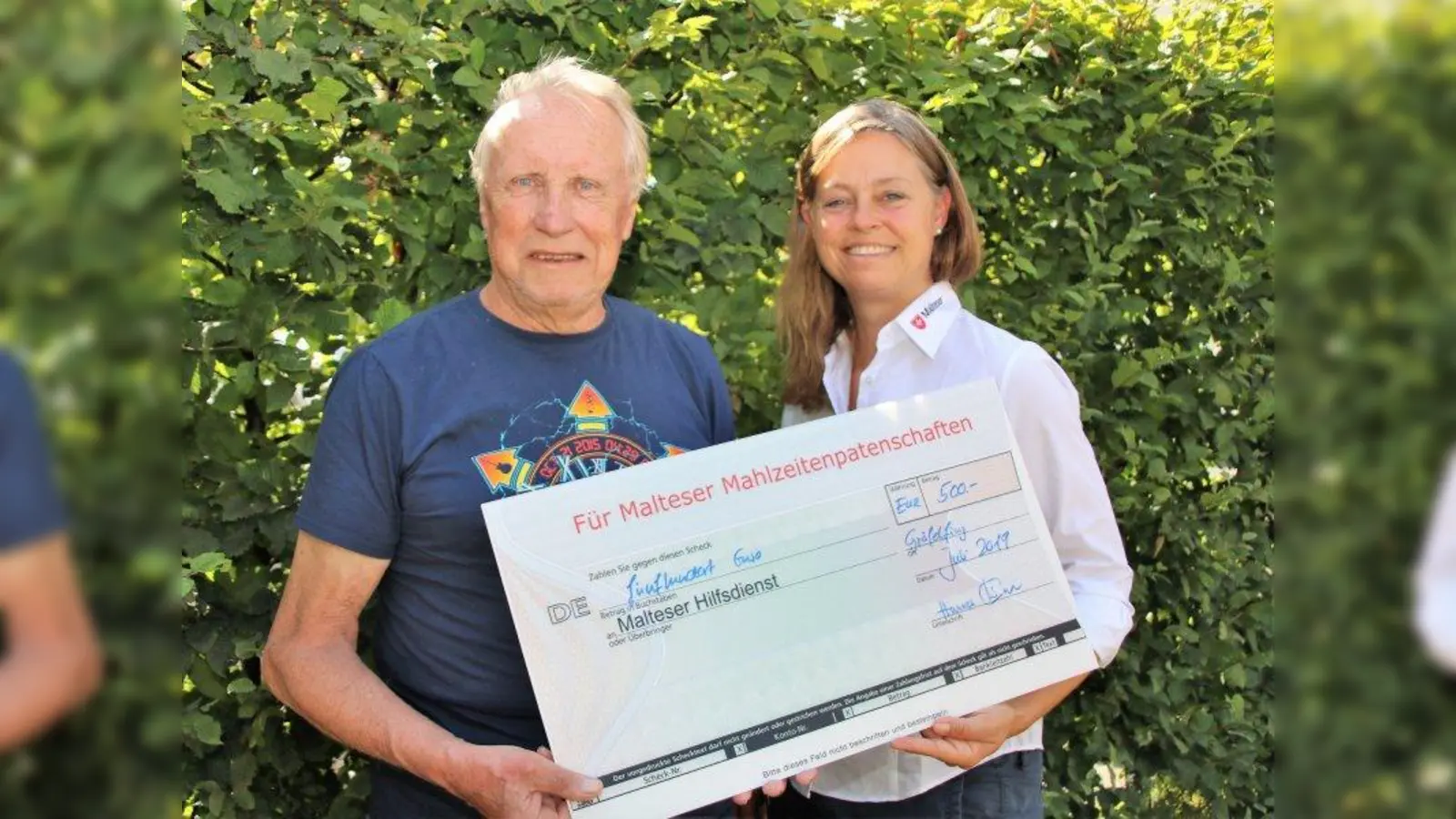 Die Schwachen im Blick: Katrin Dietze, Leiterin des Malteser Menüservice, nimmt die Spende von Hannes Wilhelm über 500 Euro entgegen. (Foto: Julia Krill / Malteser)