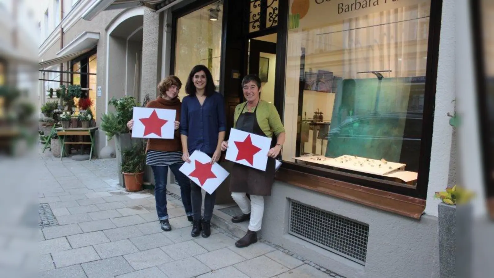 Die „Advinz! Advinz!”-Initiatorinnen Alexandra Lukaschewitz, Claudia Daniel und Barbara Fuchs (v.l.) freuen sich auf das Event am Samstag, 2. Dezember, im Vinzenzviertel. Alle teilnehmenden Läden sind an einem roten Stern zu erkennen. (Foto: sb)