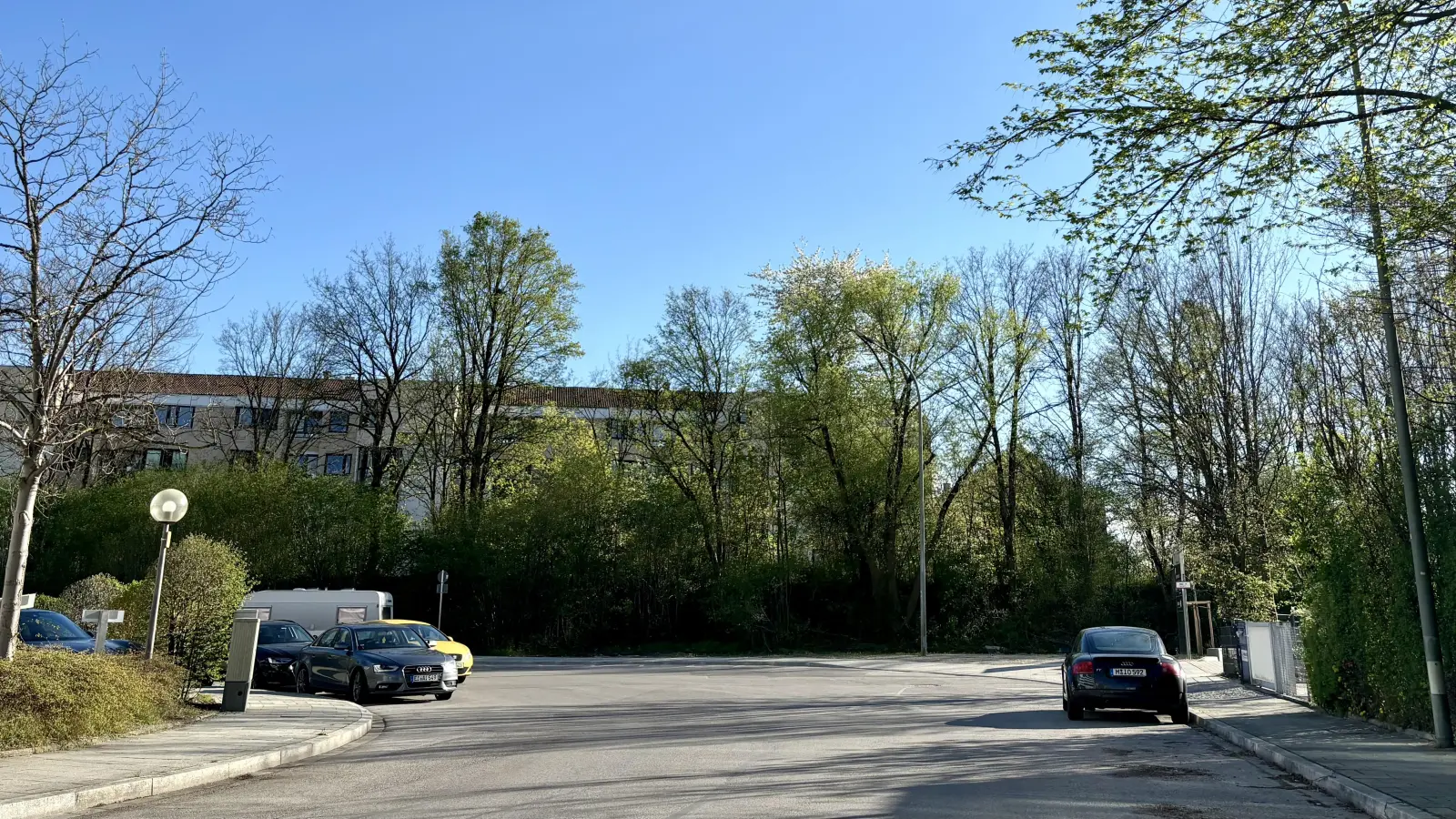 Der Martinsrieder Wall trennt die Wohnbebauung der Röntgenstraße (Hintergrund) vom Gewerbegebiet Fraunhoferstraße. (Foto: Ulrike Seiffert)