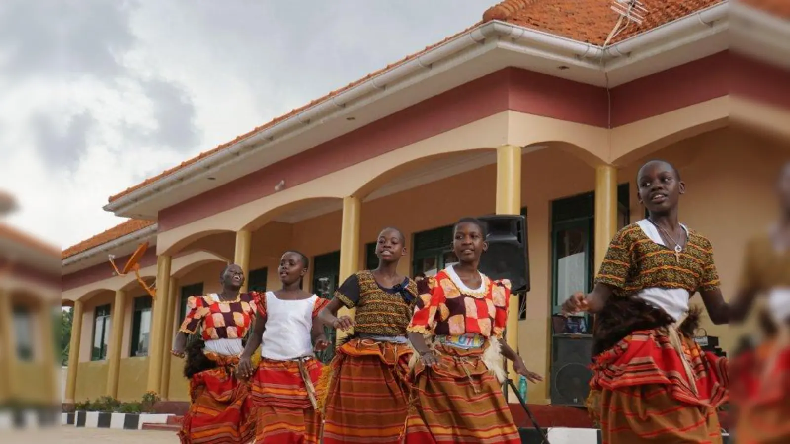 Ein Tanz zur Eröffnung: Das Sunrise Home hat ein neues, eigenes Zuhause in der Nähe von Ugandas Hauptstadt Kampala. (Foto: Empologoma e.V.)