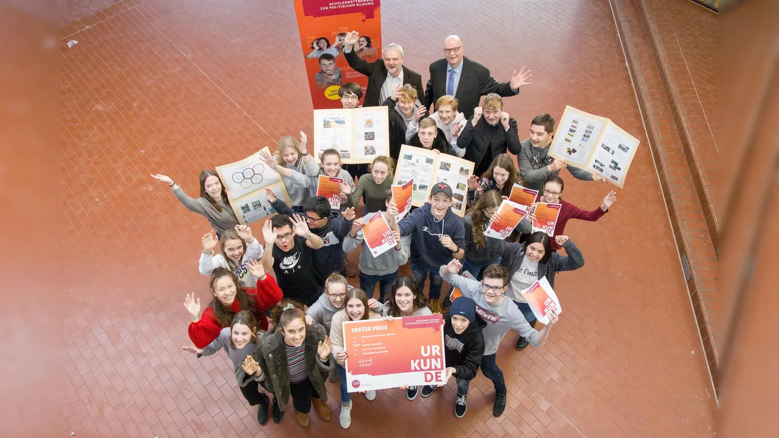 Die Klasse 9 a des Gymnasiums Kirchheim gewann einen der begehrten Hauptpreise beim Schülerwettbewerb zur politischen Bildung. (Foto: www.akphotographie.de)