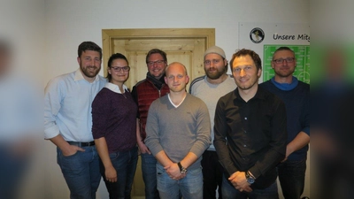 Die neu gewählte Vorstandschaft: Jugendleiter Maxi Hiller, erster Kassier Sabrina Hiller, zweiter Abteilungsleiter Andreas Ende, die Aktivenbeauftragten Sebastian Attenberger und Tobias Schappele, erster Abteilungsleiter Gerhard Bertl und zweiter Kassier Simon Gstattenbauer (von links). (Foto: dwu)
