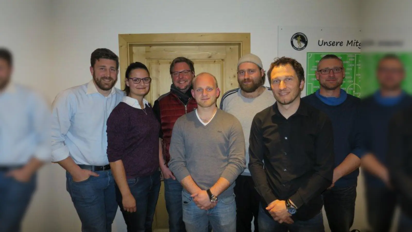 Die neu gewählte Vorstandschaft: Jugendleiter Maxi Hiller, erster Kassier Sabrina Hiller, zweiter Abteilungsleiter Andreas Ende, die Aktivenbeauftragten Sebastian Attenberger und Tobias Schappele, erster Abteilungsleiter Gerhard Bertl und zweiter Kassier Simon Gstattenbauer (von links). (Foto: dwu)