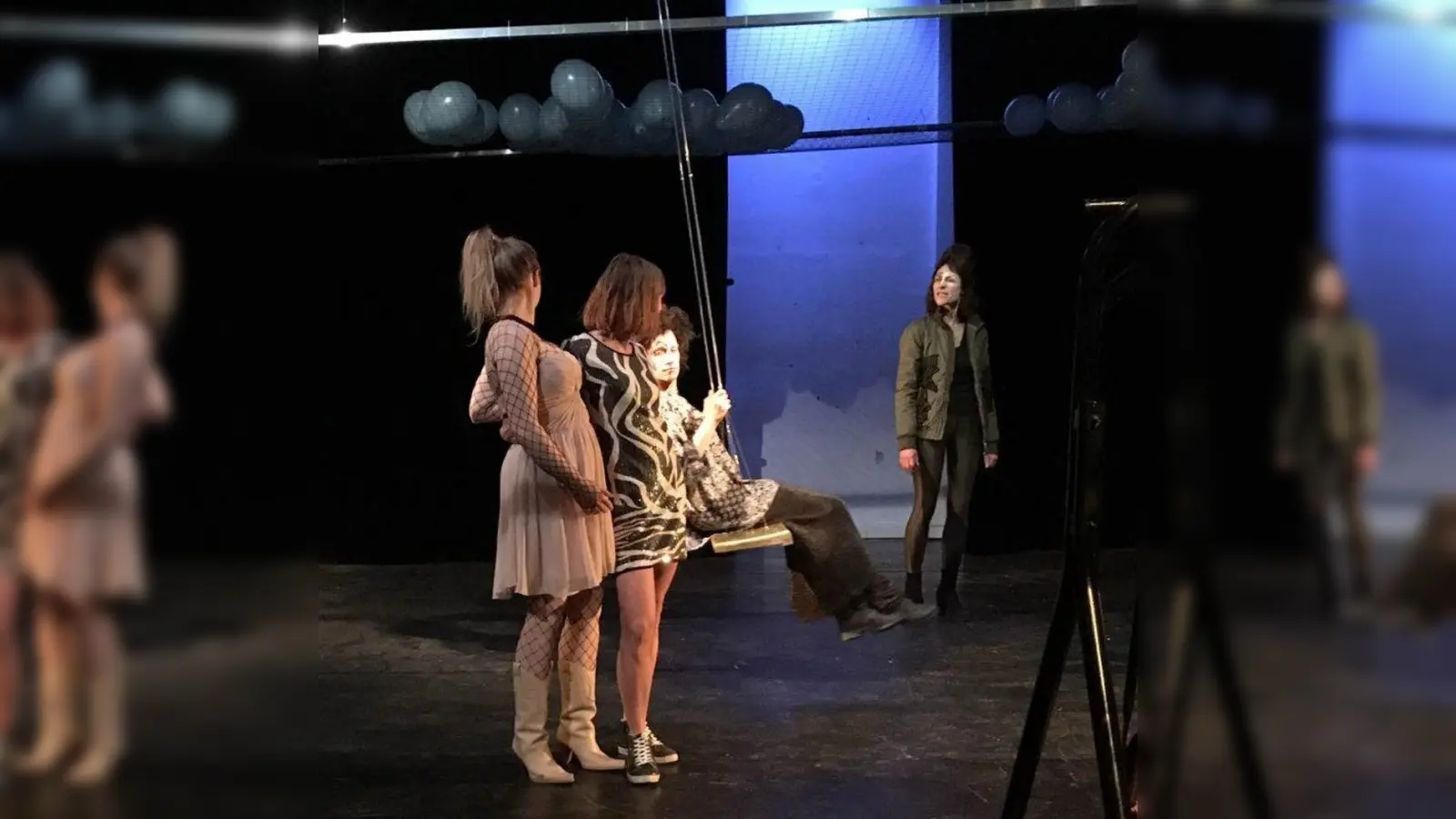 Else ist Gefangene zwischen unbedingter Loyalität zu ihrem Vater und der starken Sehnsucht nach Autonomie und selbstbestimmter Weiblichkeit. (Foto: Theaterforum Kreuzberg)