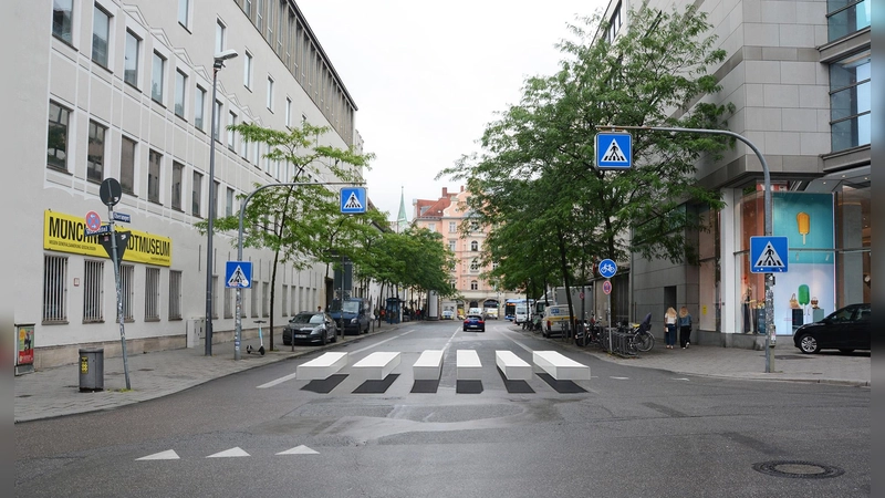 So könnte ein 3D-Zebrastreifen beispielsweise am Oberanger aussehen.  (Visualisierung: Die Grünen/Rosa Liste/Volt, Sophie Anfang  )