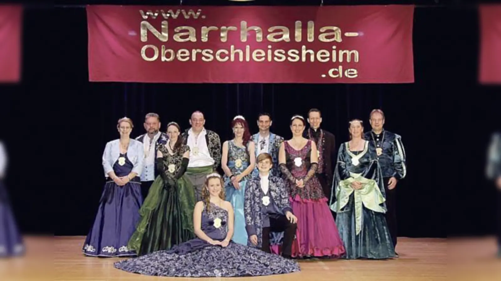 Feierten zur Inthronisation: Prinz Tobias I. und Prinzessin Alina I. (vorne) sowie die fünf Prinzenpaare.	 (Foto: VA)