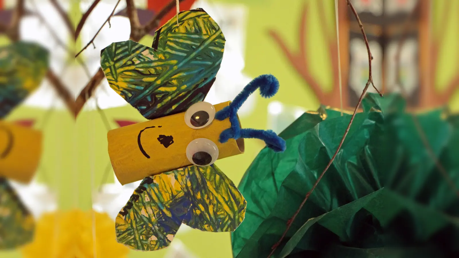 Im Kindergarten St. Sebastian hängen nun allerlei selbstgebastelte Insekten herum. (Foto: Kastl)